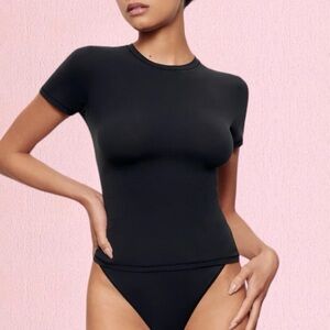 NWT SKIMS Fits Everybody T-shirt